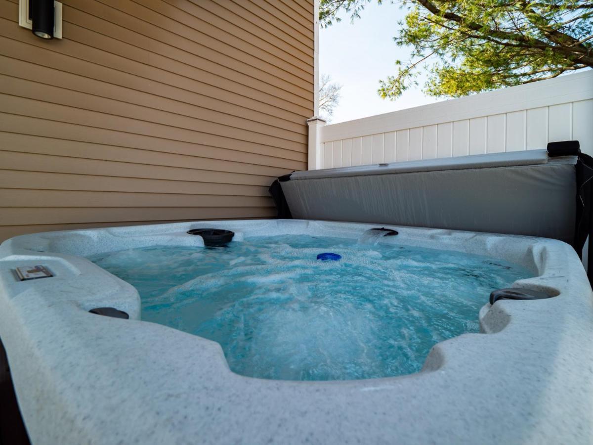 Hot Tub N64 Mins To Downtown Sleeps 8 Villa Cleveland Exteriör bild