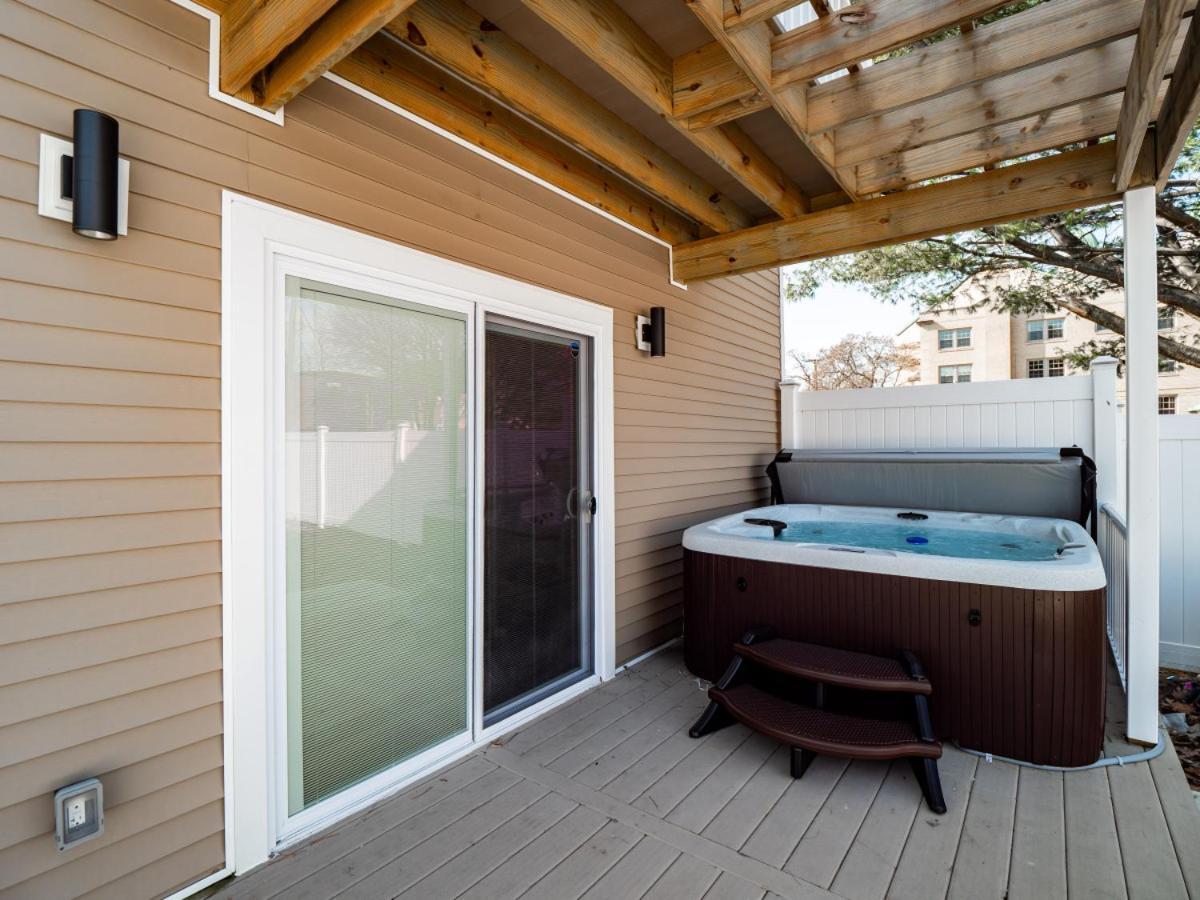 Hot Tub N64 Mins To Downtown Sleeps 8 Villa Cleveland Exteriör bild