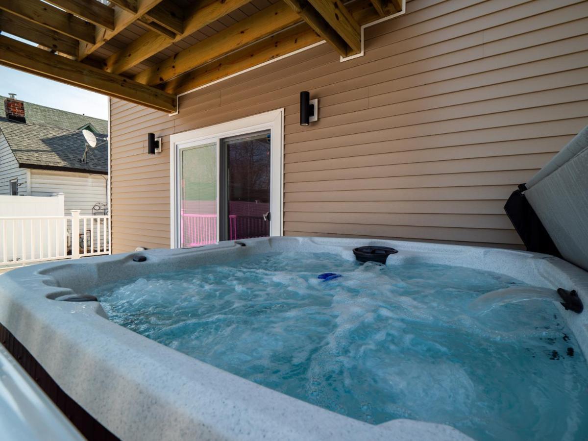 Hot Tub N64 Mins To Downtown Sleeps 8 Villa Cleveland Exteriör bild